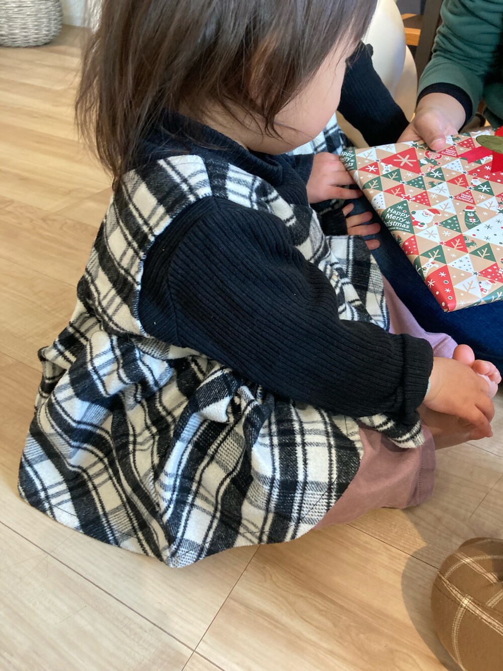 ピンク系のその他パンツ、ブラック系のトップスを着用したキッズの冬コーディネートの2枚目の写真