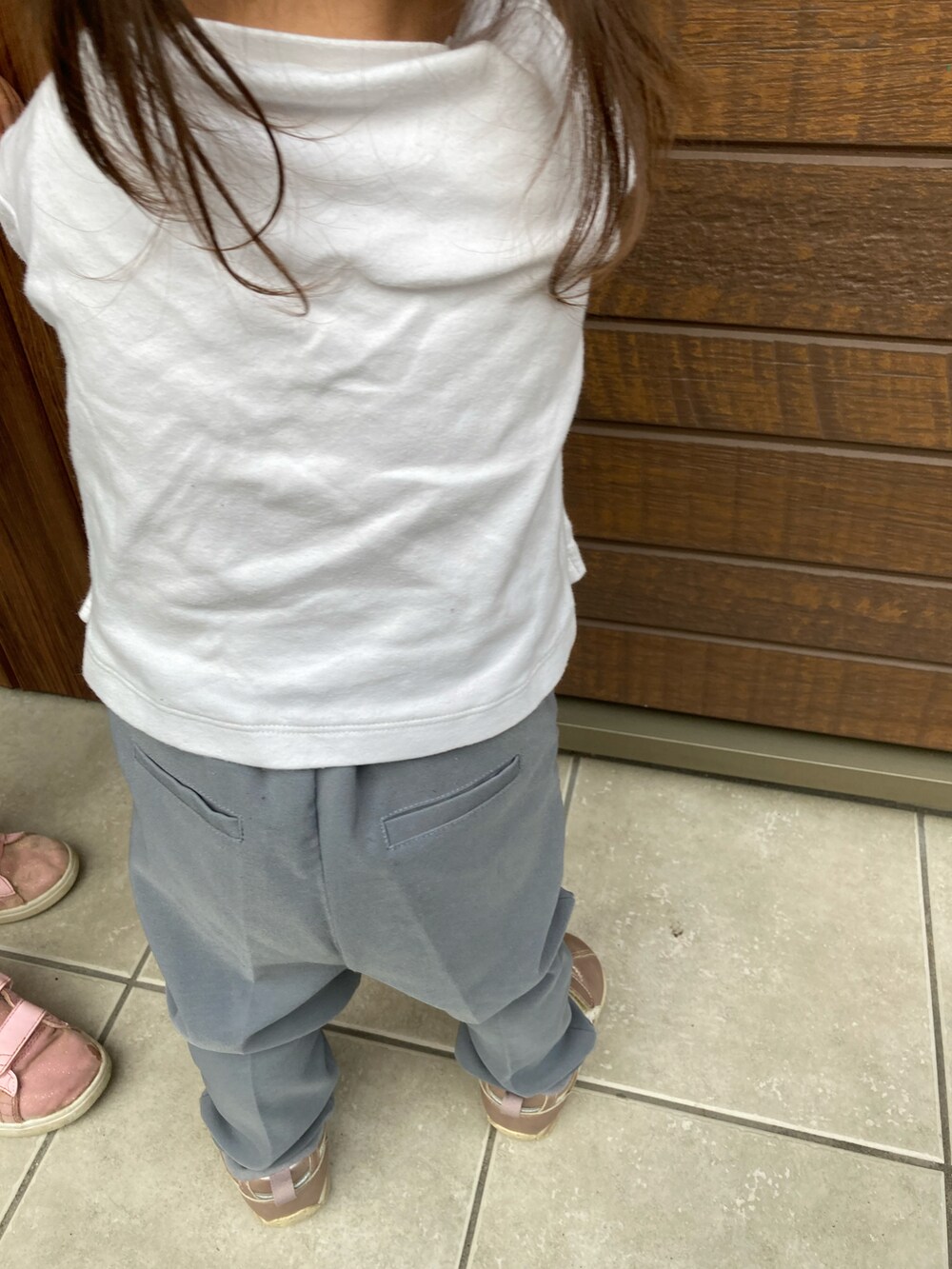 ブルー系のその他パンツを着用したキッズの春コーディネートの2枚目の写真