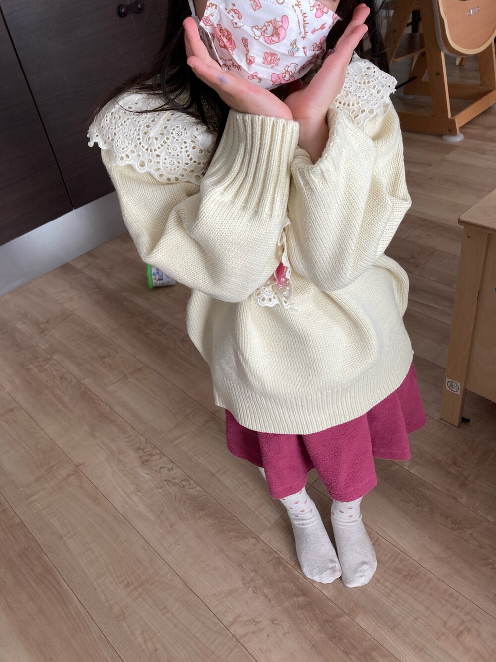 ホワイト系のニット/セーター、ピンク系のスカート、ベージュ系のタイツ/ストッキングを着用したキッズの冬コーディネートの2枚目の写真