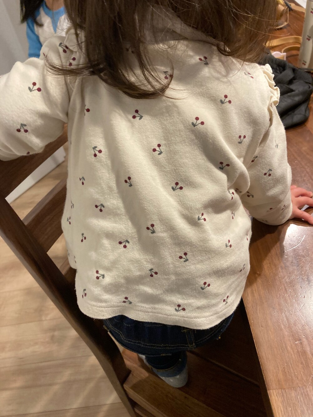 ホワイト系のTシャツ/カットソー、ブルー系のデニムパンツ、ピンク系のスタイ/よだれかけを着用したレディースの秋コーディネートの2枚目の写真