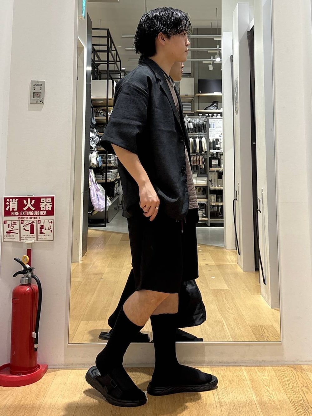 ブラック系のサンダル、ブラック系のその他パンツ、ブラック系のシャツ/ブラウスを着用したメンズの夏コーディネートの2枚目の写真