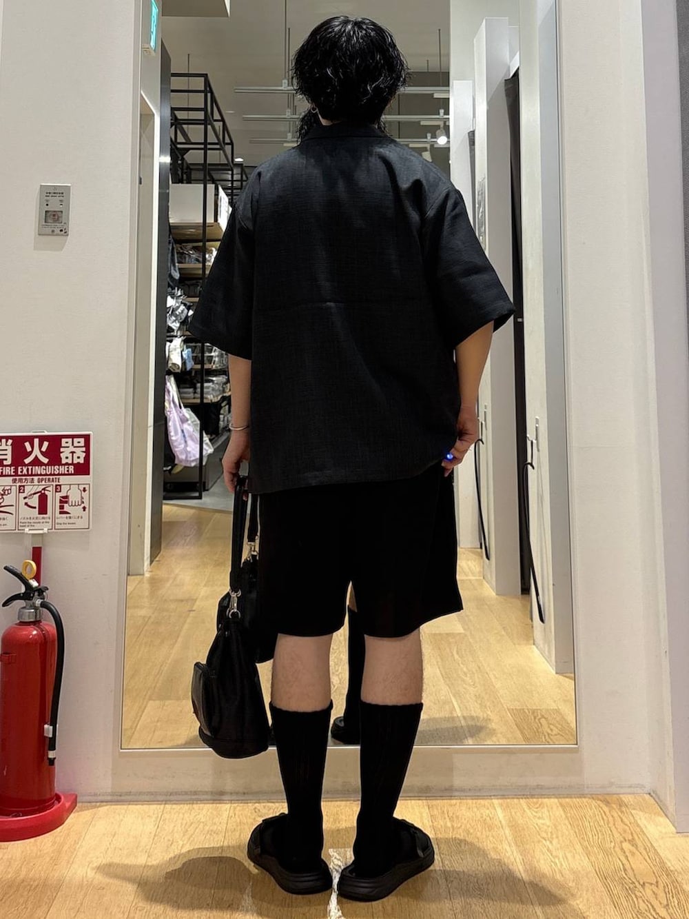 ブラック系のサンダル、ブラック系のその他パンツ、ブラック系のシャツ/ブラウスを着用したメンズの夏コーディネートの3枚目の写真