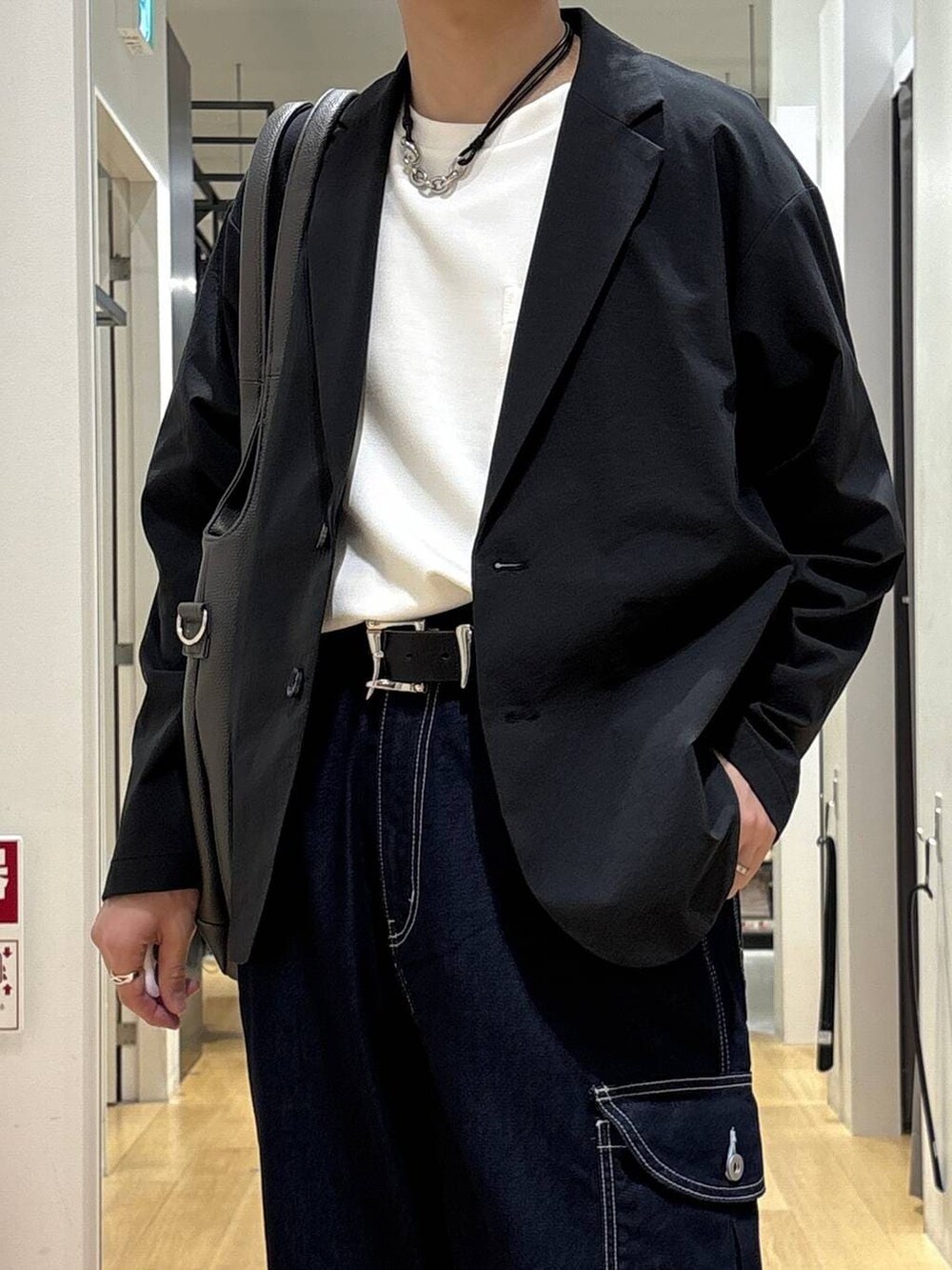 ブラック系のローファー、グレー系のトートバッグ、ホワイト系のTシャツ/カットソーを着用したメンズの春コーディネートの5枚目の写真