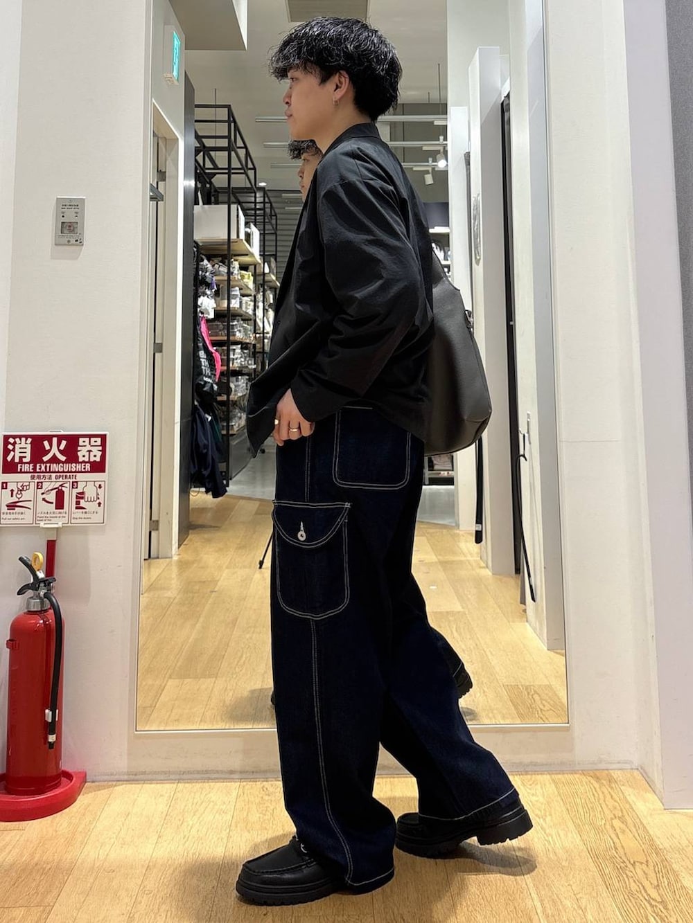 ブラック系のローファー、グレー系のトートバッグ、ホワイト系のTシャツ/カットソーを着用したメンズの春コーディネートの4枚目の写真