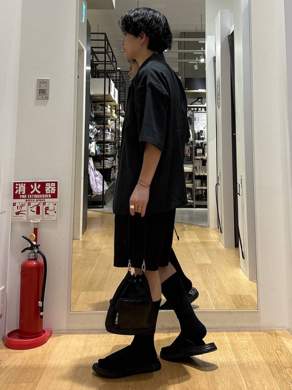 ブラック系のサンダル、ブラック系のその他パンツ、ブラック系のシャツ/ブラウスを着用したメンズの夏コーディネートの4枚目の写真