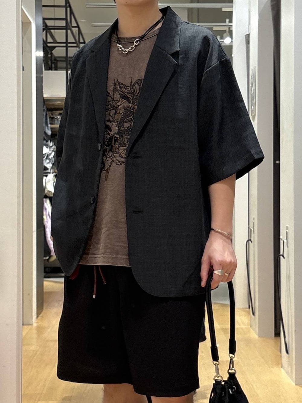 ブラック系のサンダル、ブラック系のその他パンツ、ブラック系のシャツ/ブラウスを着用したメンズの夏コーディネートの5枚目の写真
