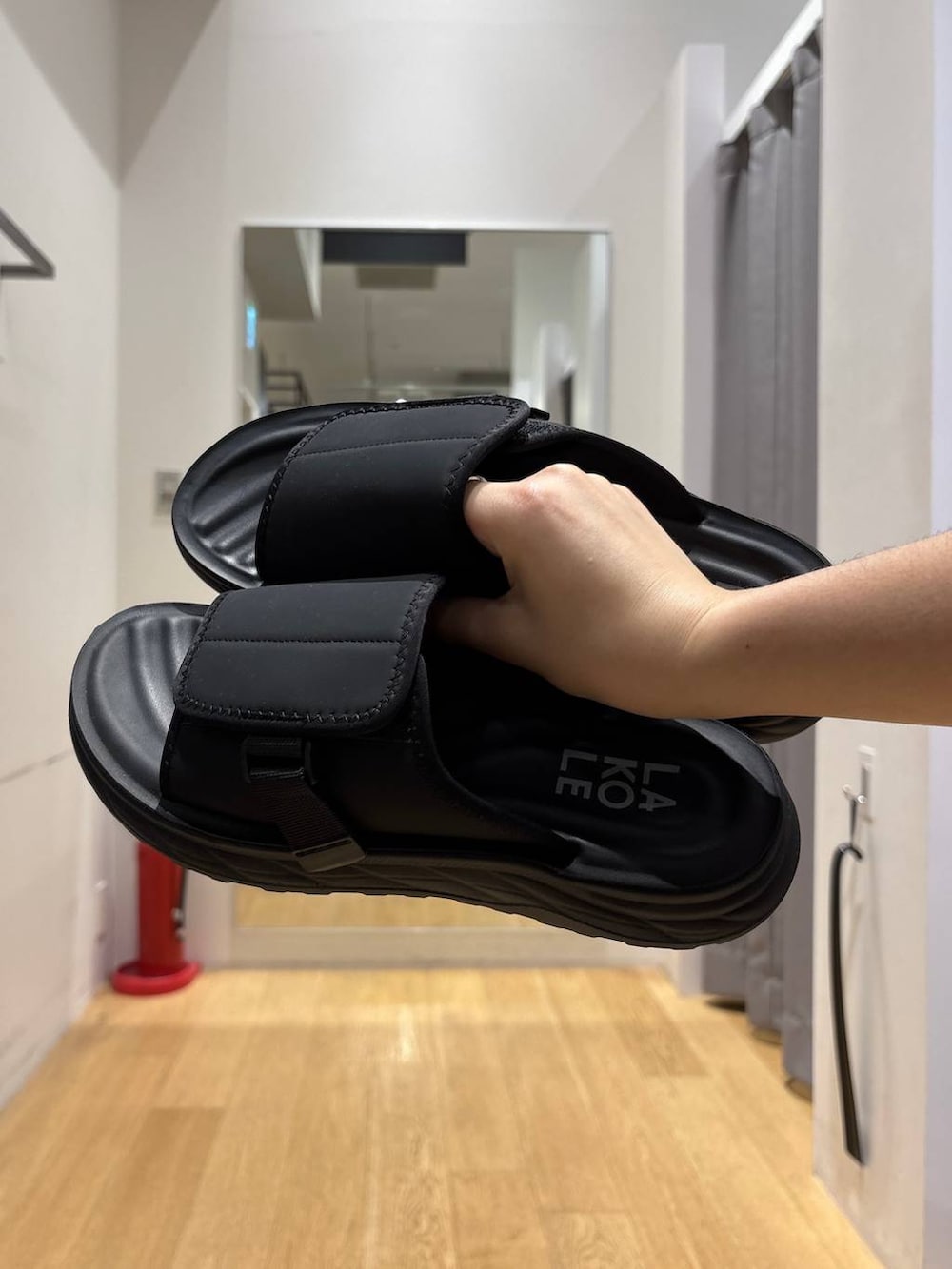 ブラック系のサンダル、ブラック系のその他パンツ、ブラック系のシャツ/ブラウスを着用したメンズの夏コーディネートの6枚目の写真