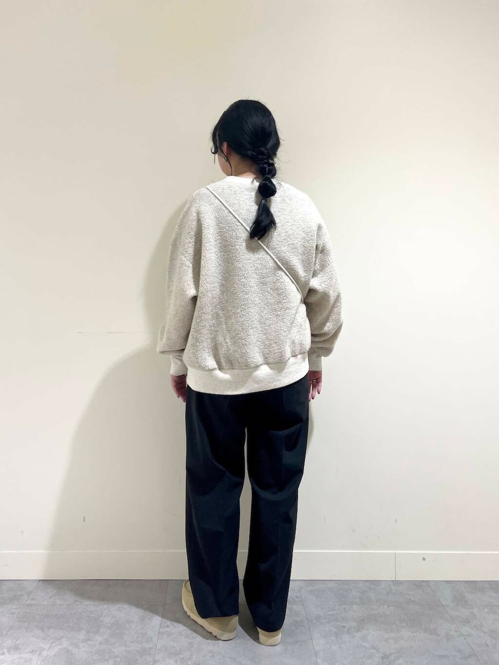 グレー系のその他パンツ、ベージュ系のTシャツ/カットソー、ホワイト系のその他雑貨を着用したレディースの冬コーディネートの3枚目の写真