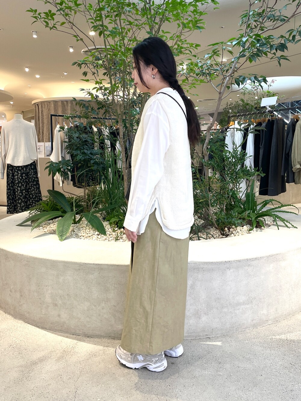 ブラック系のショルダーバッグ、ホワイト系のニット/セーター、ホワイト系のシャツ/ブラウスを着用したレディースの秋コーディネートの2枚目の写真