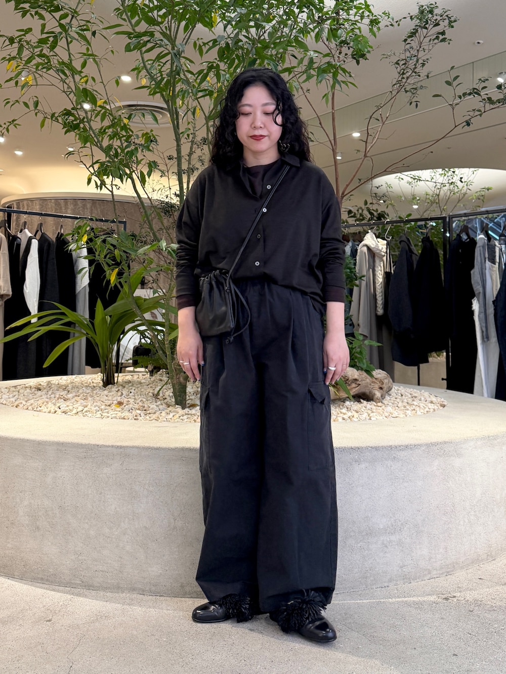 ブラック系のショルダーバッグ、ブラウン系のTシャツ/カットソー、ブラウン系のシャツ/ブラウスを着用したレディースの冬コーディネートの4枚目の写真