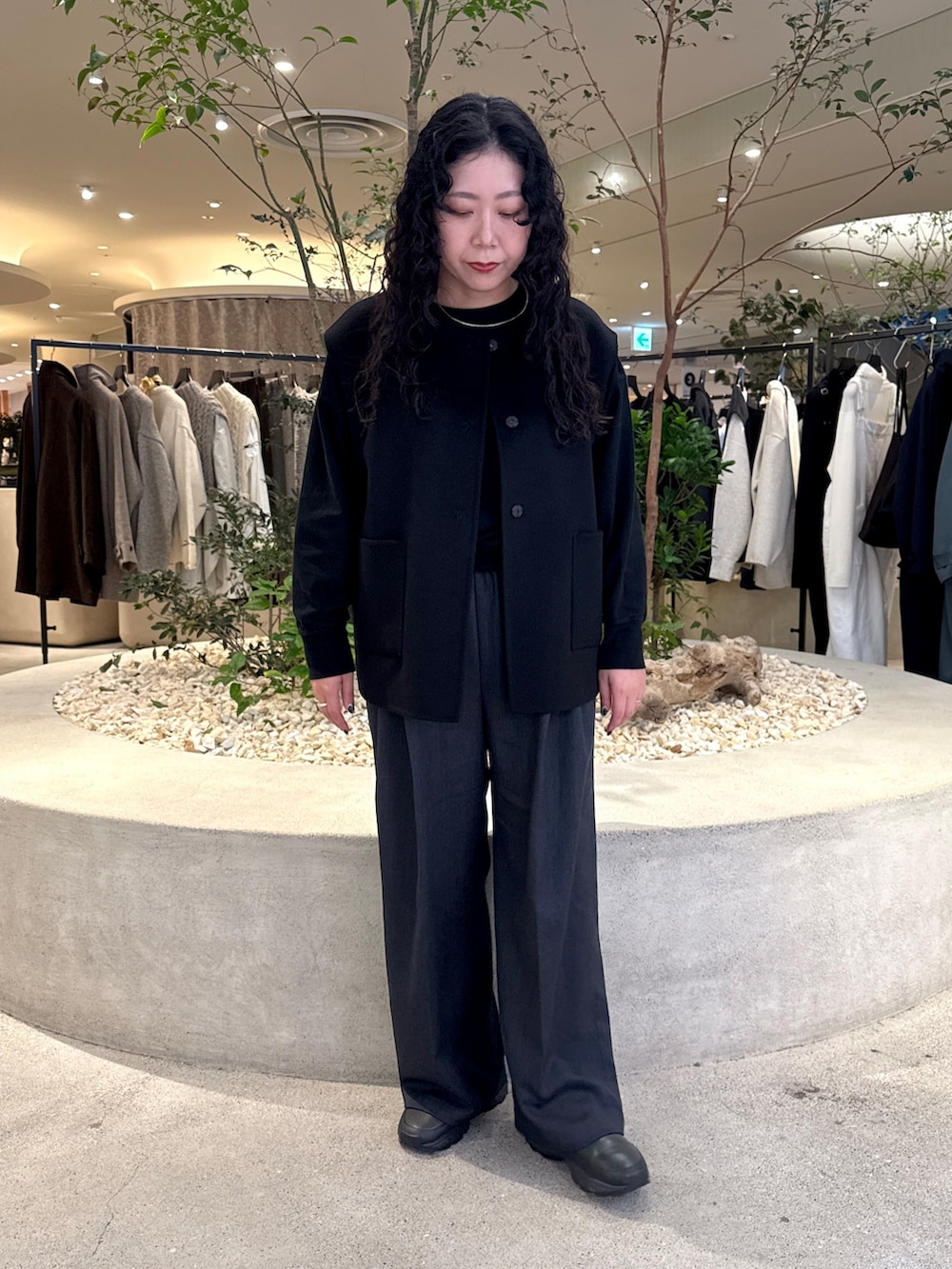 ブラック系のその他アウター、ブラック系のTシャツ/カットソー、グレー系のその他パンツを着用したレディースの秋コーディネートの4枚目の写真