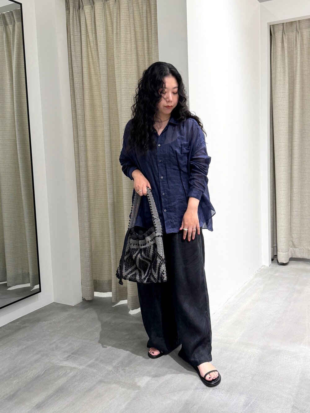 ブルー系のシャツ/ブラウス、ブラック系のその他パンツ、ブラック系のショルダーバッグを着用したレディースの夏コーディネートの5枚目の写真