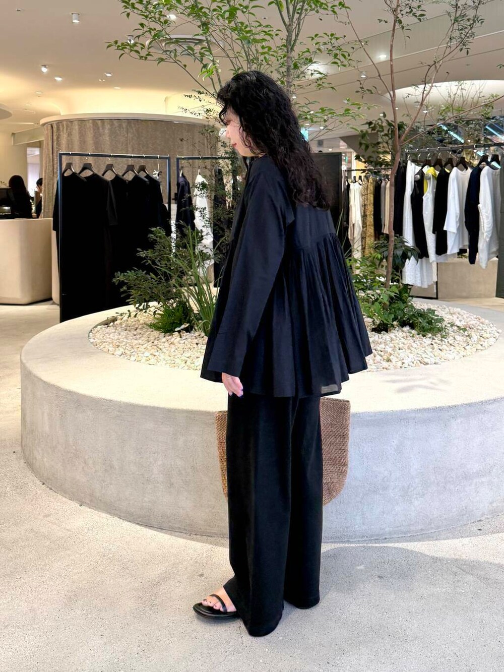 ブラック系のシャツ/ブラウス、ブラック系のその他パンツを着用したレディースの夏コーディネートの2枚目の写真