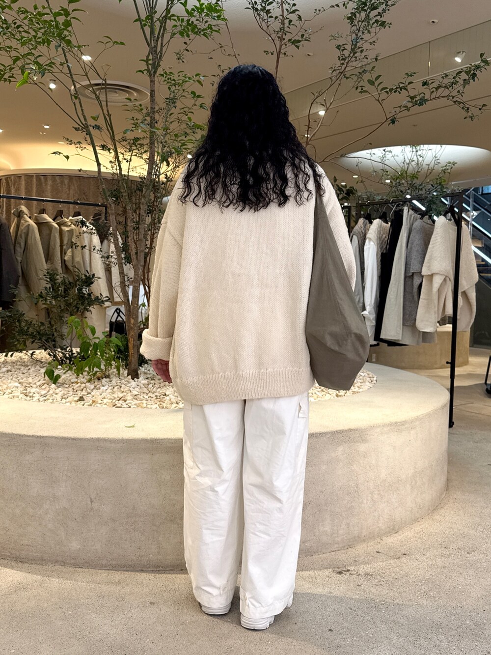 ホワイト系のニット/セーター、グレー系のショルダーバッグ、ホワイト系のその他パンツを着用したレディースの秋コーディネートの3枚目の写真