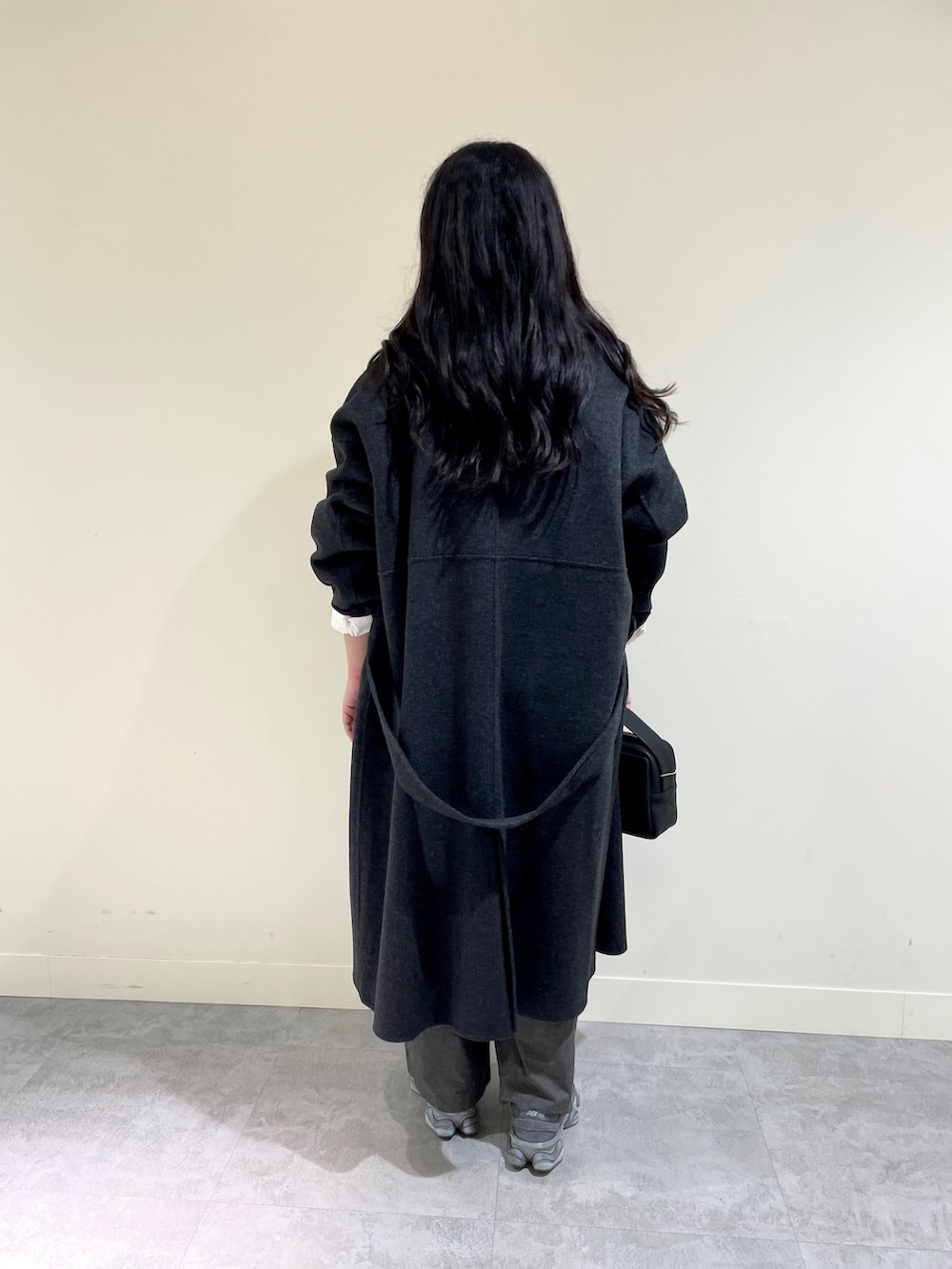 ホワイト系のシャツ/ブラウス、グレー系のその他パンツ、ブラック系のステンカラーコートを着用したレディースの秋コーディネートの4枚目の写真