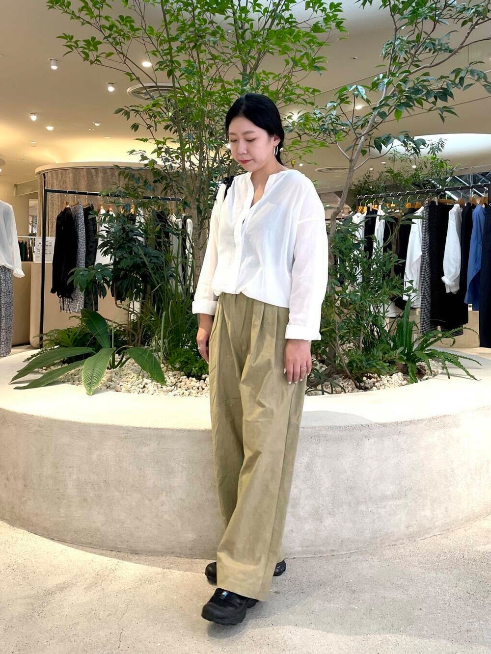 ホワイト系のシャツ/ブラウス、ベージュ系のその他パンツ、グレー系のその他アンダーウェア/インナーを着用したレディースの秋コーディネートの2枚目の写真