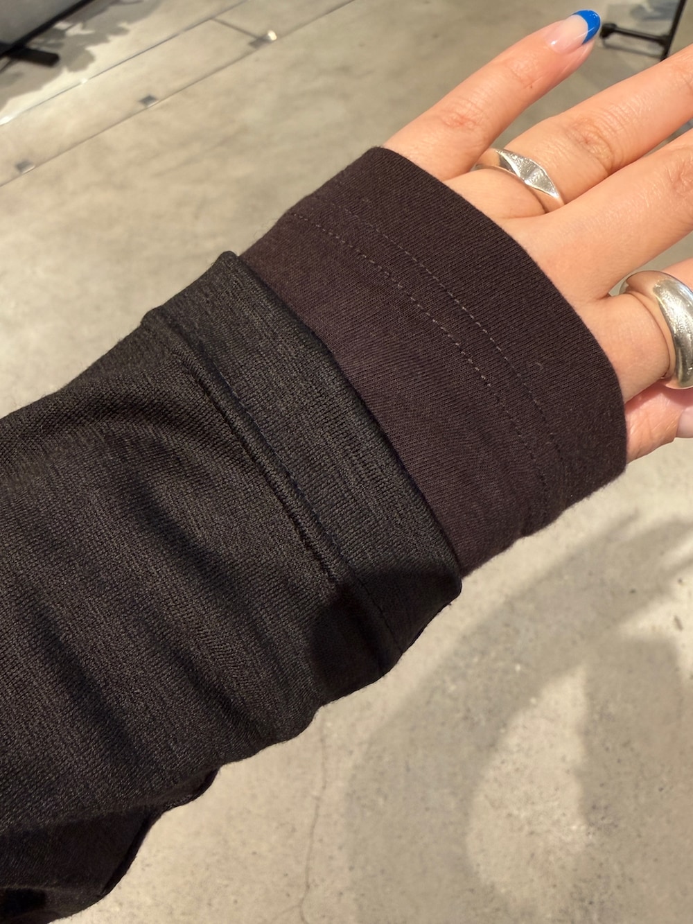 ブラック系のショルダーバッグ、ブラウン系のTシャツ/カットソー、ブラウン系のシャツ/ブラウスを着用したレディースの冬コーディネートの5枚目の写真