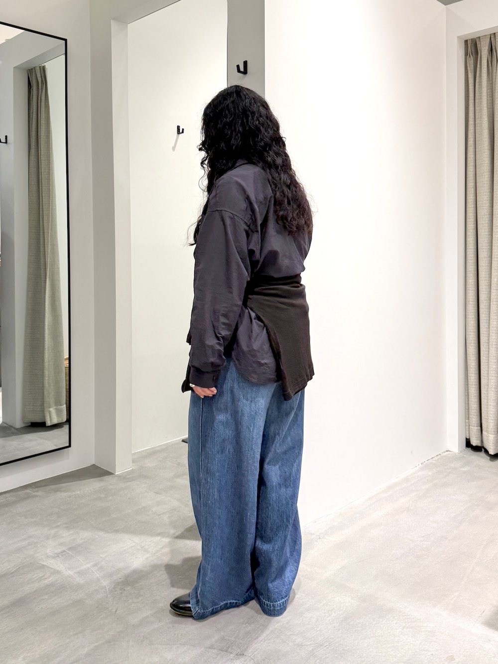 ブルー系のデニムパンツ、ブラウン系のシャツ/ブラウスを着用したレディースの秋コーディネートの3枚目の写真
