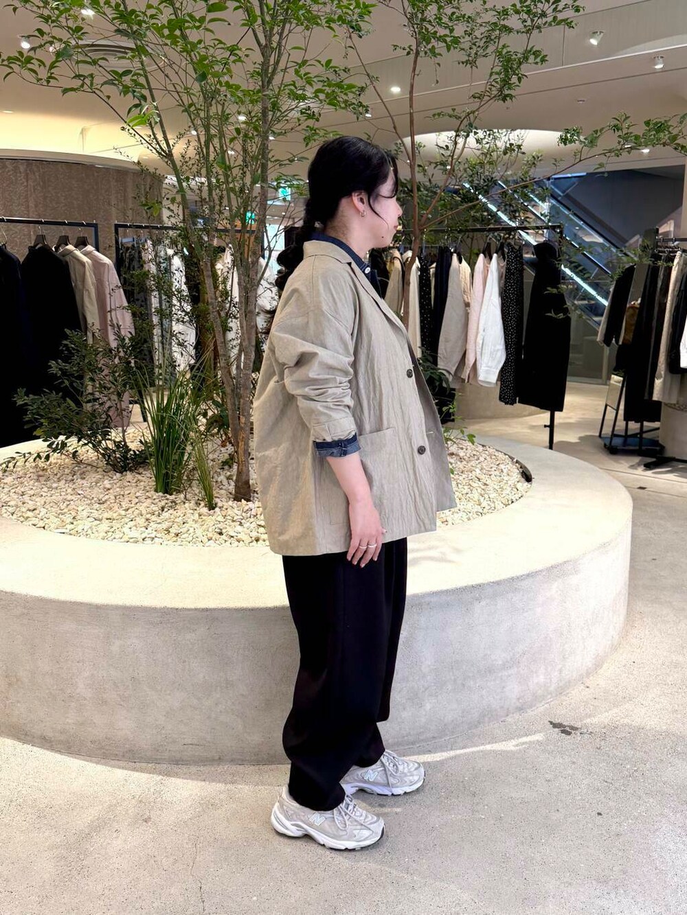 ブルー系のシャツ/ブラウス、ベージュ系のその他アウター、ブラック系のその他パンツを着用したレディースの春コーディネートの2枚目の写真