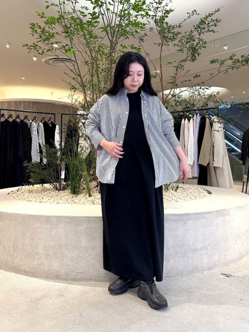 「かぐれ、newarrival、春カラーコーデ、骨格ストレート、イエベ秋、ストレート×イエベ秋、スタッフのこれ買いました、ストレート×カジュアル、ストライプシャツ、ワンピース、休日スタイル、お出かけコーデ、シンプルコーデ、ラフコーデ、シンプルスタイル」｜「かぐれのコットンレギュラーシャツ（シャツ/ブラウス、その他）」を使った、sakaiさん（レディース・160cm）の春コーディネートの4枚目の写真