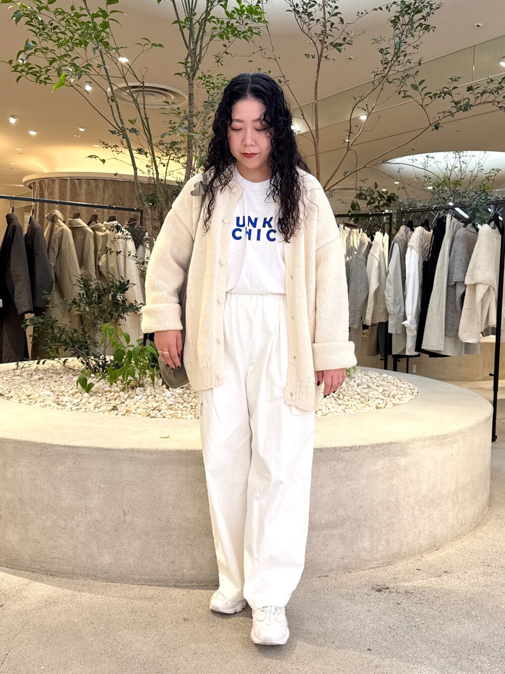 ホワイト系のニット/セーター、グレー系のショルダーバッグ、ホワイト系のその他パンツを着用したレディースの秋コーディネートの5枚目の写真