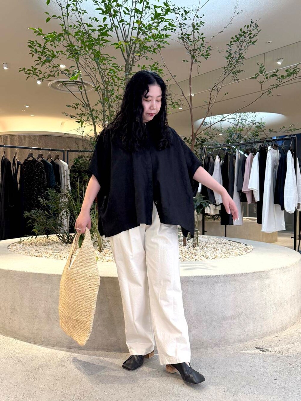 ベージュ系のその他パンツ、ブラック系のシャツ/ブラウスを着用したレディースの春コーディネートの4枚目の写真