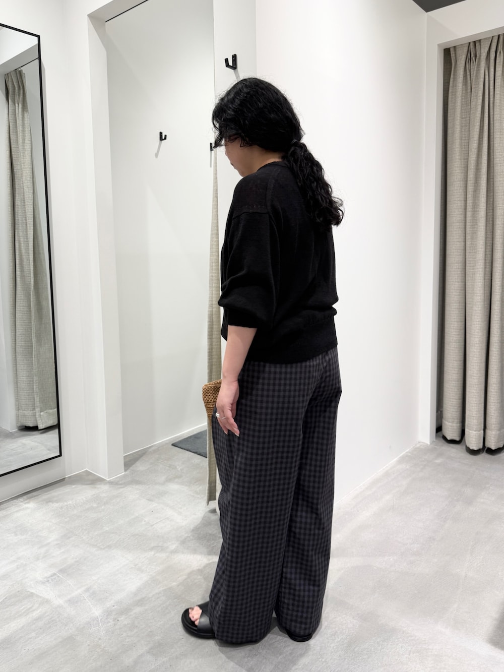 ブラック系のカーディガン/ボレロ、グレー系のその他パンツを着用したレディースの春コーディネートの4枚目の写真