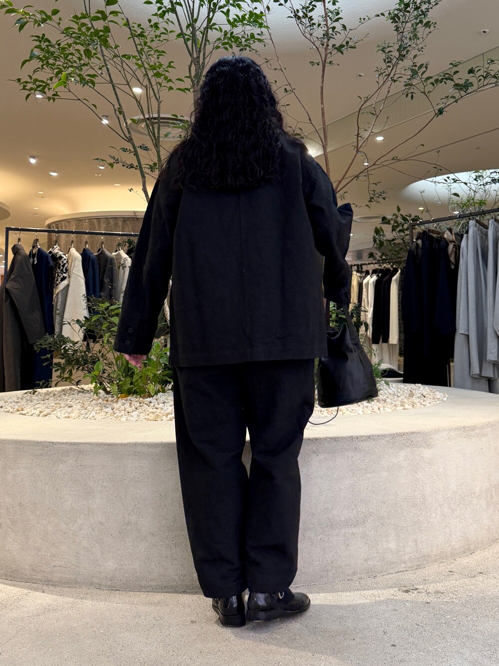 ブラック系のその他アウター、ブラック系のバッグ、ブラック系のその他パンツを着用したレディースの秋コーディネートの3枚目の写真