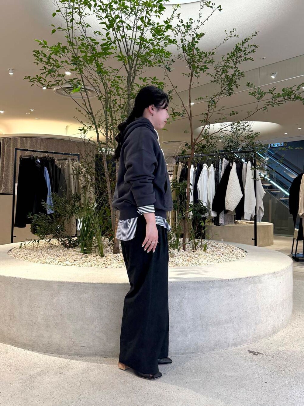 「かぐれ、newarrival、春カラーコーデ、骨格ストレート、イエベ秋、ストレート×イエベ秋、スタッフのこれ買いました、ストレート×カジュアル、最旬スウェットコーデ、パーカー、レイヤードスタイル、ストライプ、ブラック、シャツスタイル、オトナカジュアル」｜「かぐれのスウェットフーディープルオーバー（パーカー、グレー系）」を使った、sakaiさん（レディース・160cm）の春コーディネートの2枚目の写真