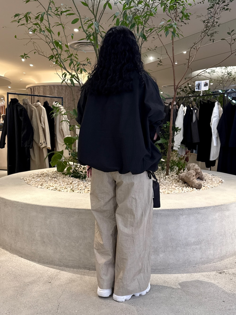 ブラック系のトートバッグ、ブラック系のシャツ/ブラウス、ベージュ系のその他パンツを着用したレディースの冬コーディネートの3枚目の写真