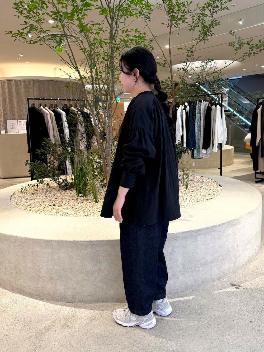 「かぐれ、newarrival、骨格ストレート、イエベ秋、ストレート×イエベ秋、ストレート×カジュアル、ブラウスが主役の春コーデ、ブラック、デニム、デニムパンツ、ブラウス、ナチュラル、パンツスタイル、スニーカー」｜「かぐれのデニムクロップドパンツ（デニムパンツ、ブルー系）」を使った、sakaiさん（レディース・160cm）の春コーディネートの2枚目の写真