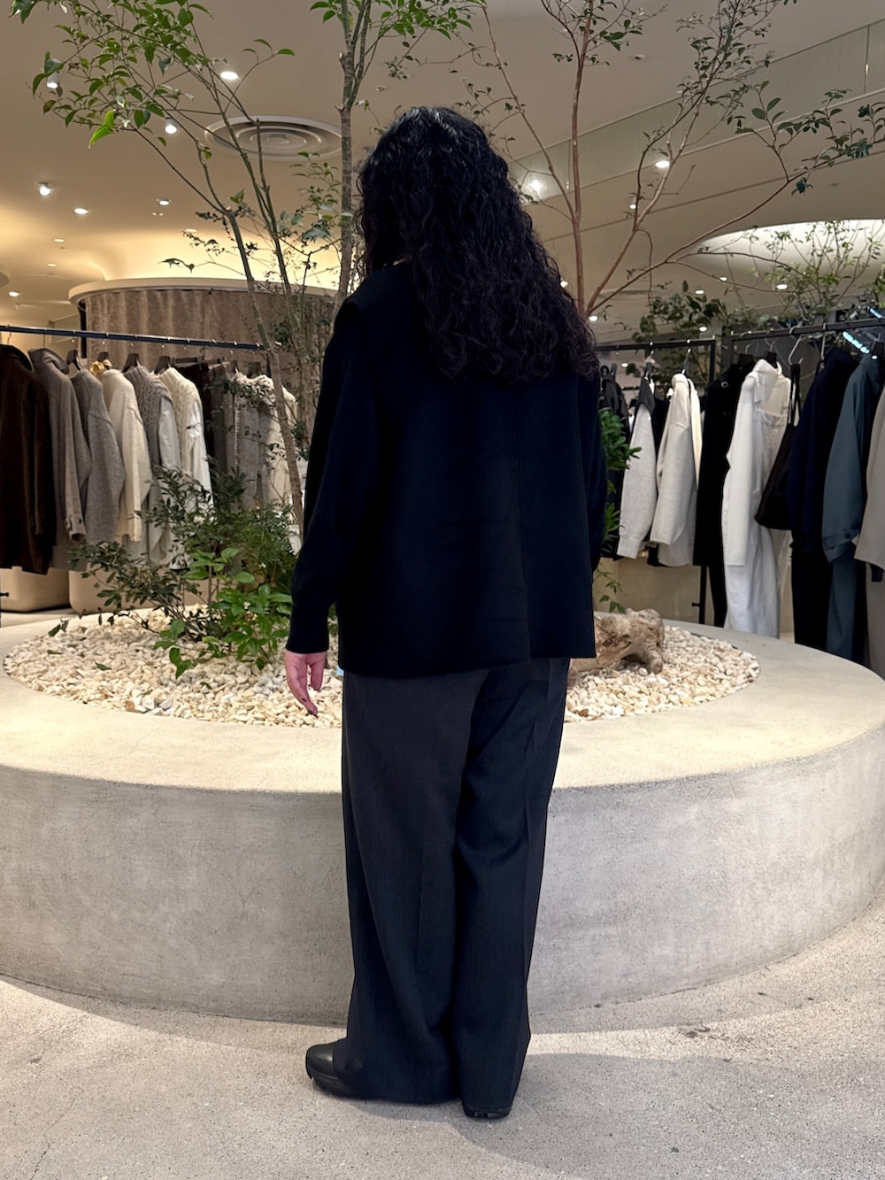 ブラック系のその他アウター、ブラック系のTシャツ/カットソー、グレー系のその他パンツを着用したレディースの秋コーディネートの3枚目の写真