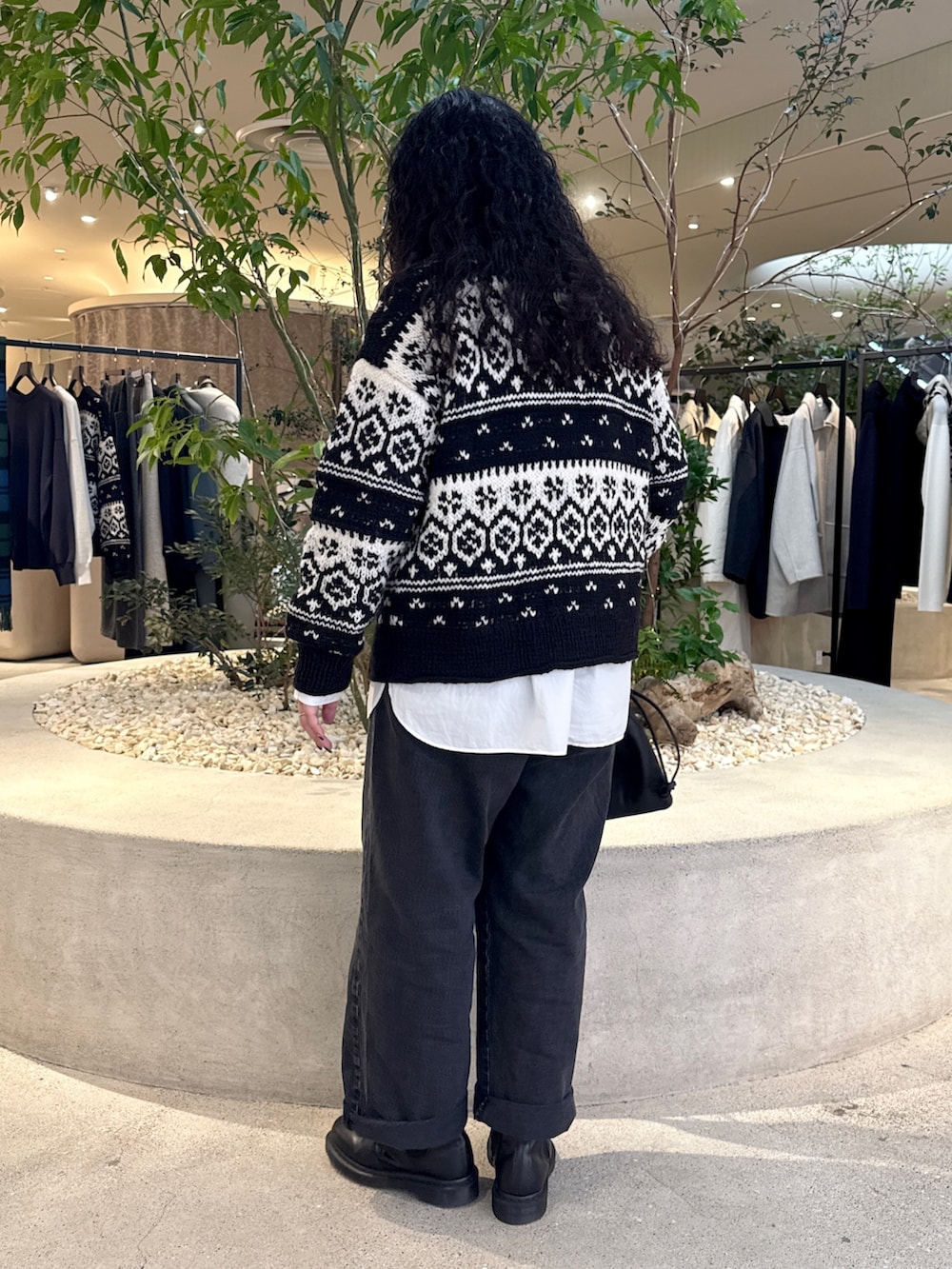 ブラック系のデニムパンツ、ブラック系のカーディガン/ボレロ、ホワイト系のシャツ/ブラウスを着用したレディースの秋コーディネートの3枚目の写真