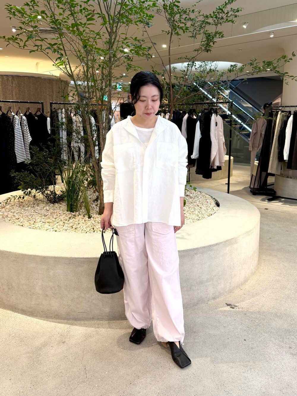 ホワイト系のシャツ/ブラウス、ピンク系のパンツを着用したレディースの春コーディネートの3枚目の写真