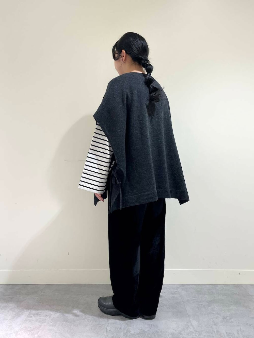 ブラック系のその他パンツ、ホワイト系のTシャツ/カットソー、グレー系のベストを着用したレディースの冬コーディネートの3枚目の写真