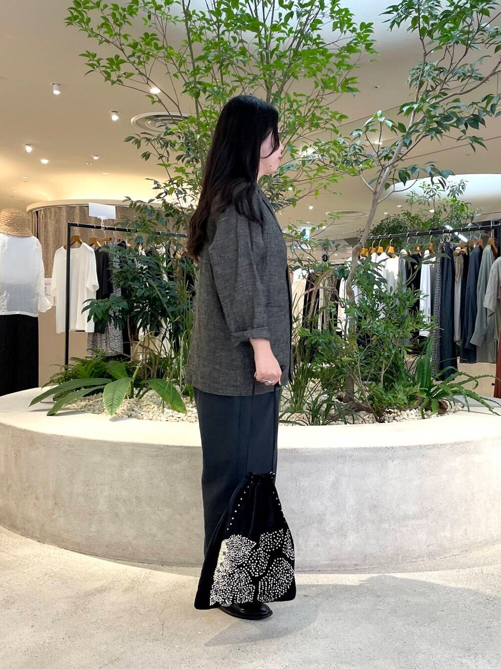 ブラック系のその他パンツ、ブラック系のテーラードジャケット、ブラック系のタンクトップを着用したレディースの夏コーディネートの2枚目の写真