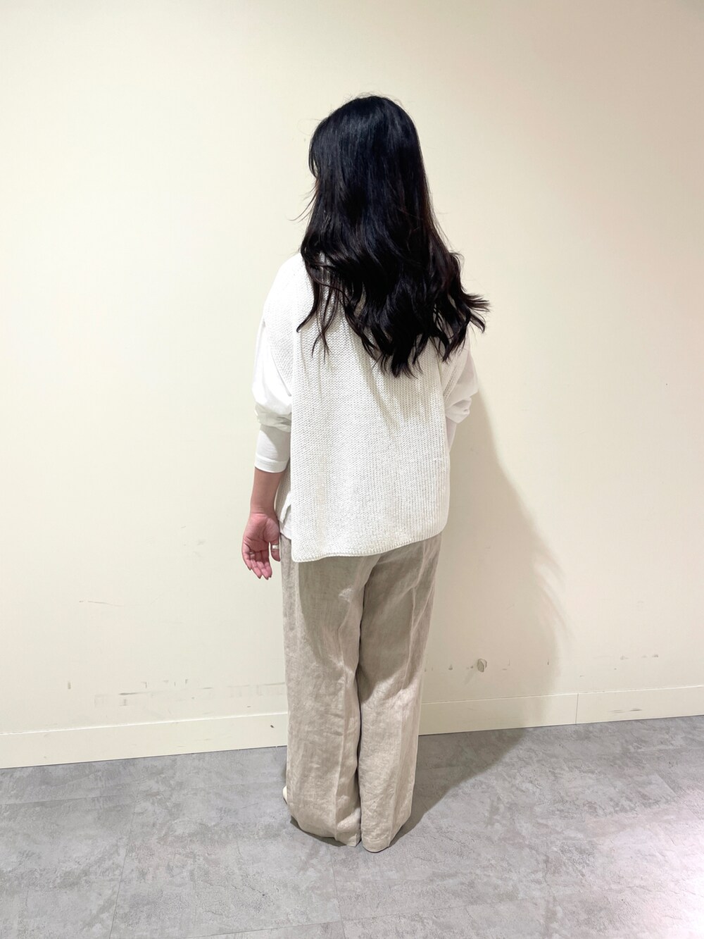ホワイト系のニット/セーター、ホワイト系のTシャツ/カットソー、ベージュ系のその他パンツを着用したレディースの春コーディネートの2枚目の写真
