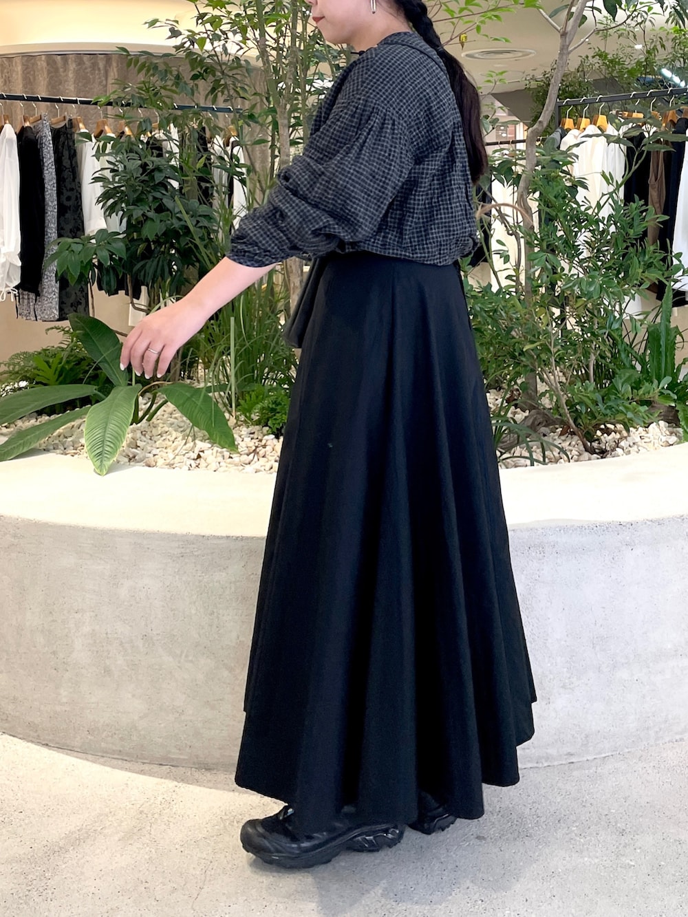 ブラック系のシャツ/ブラウス、ブラック系のショルダーバッグ、ブラック系のスカートを着用したレディースの秋コーディネートの2枚目の写真