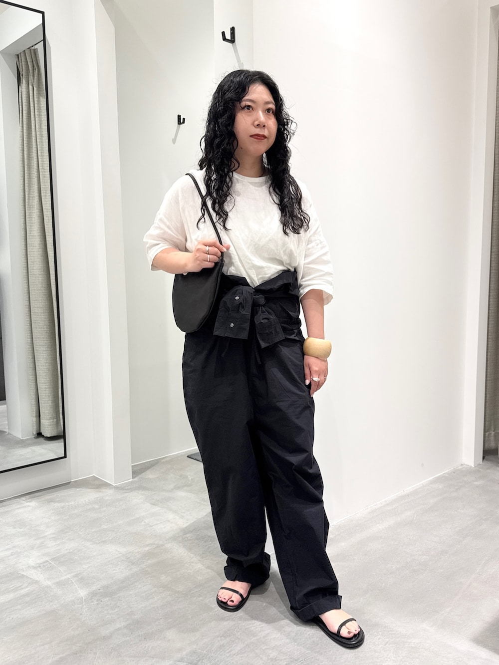 ホワイト系のシャツ/ブラウス、ブラック系のハンドバッグ、ブラック系のサロペット/オーバーオールを着用したレディースの春コーディネートの5枚目の写真