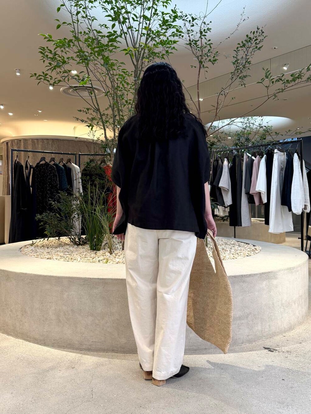 ベージュ系のその他パンツ、ブラック系のシャツ/ブラウスを着用したレディースの春コーディネートの3枚目の写真