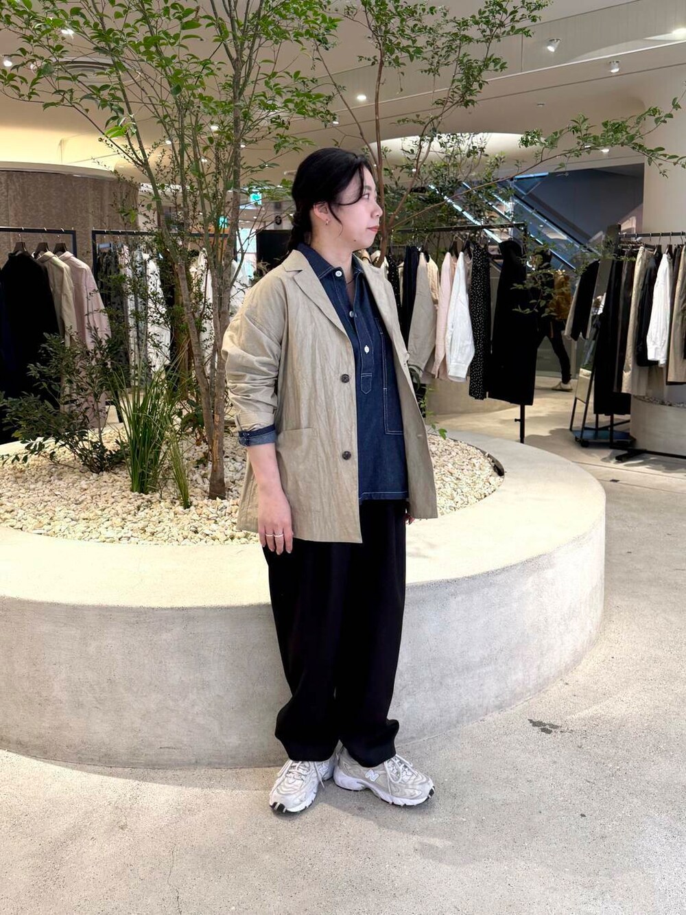 ブルー系のシャツ/ブラウス、ベージュ系のその他アウター、ブラック系のその他パンツを着用したレディースの春コーディネートの4枚目の写真