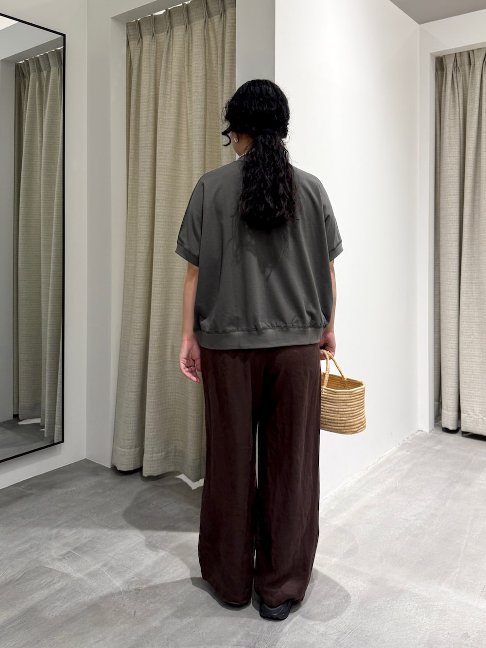 グレー系のTシャツ/カットソー、ベージュ系のかごバッグ、ブラウン系のその他パンツを着用したレディースの夏コーディネートの3枚目の写真