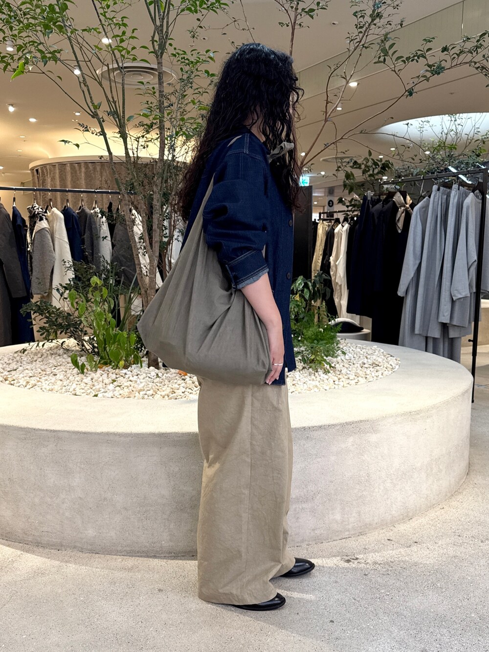 グレー系のショルダーバッグ、ベージュ系のその他パンツ、ブルー系のカバーオールを着用したレディースの秋コーディネートの2枚目の写真