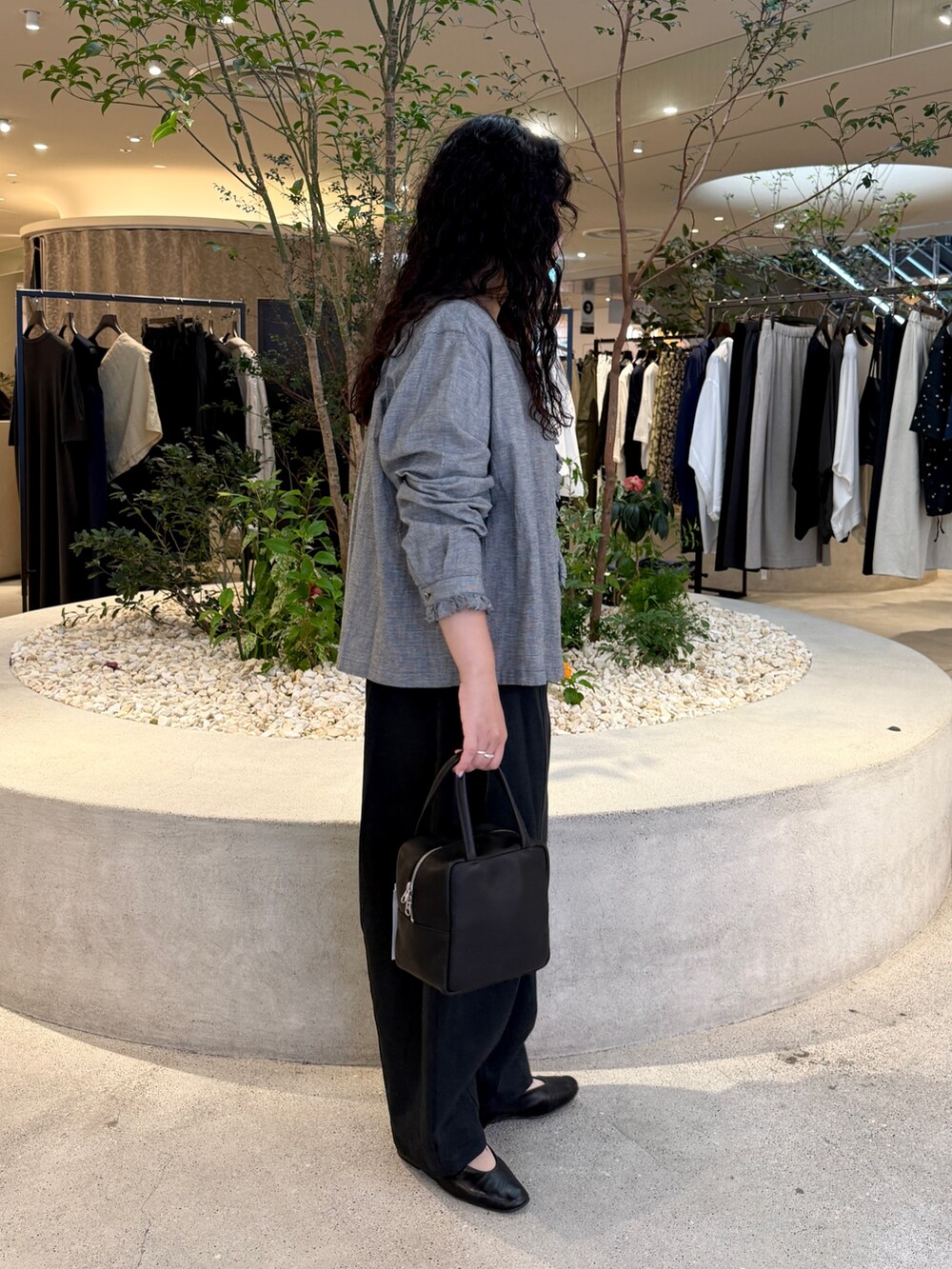 その他のシャツ/ブラウス、ブラック系のタンクトップ、ブラック系のその他パンツを着用したレディースの夏コーディネートの4枚目の写真