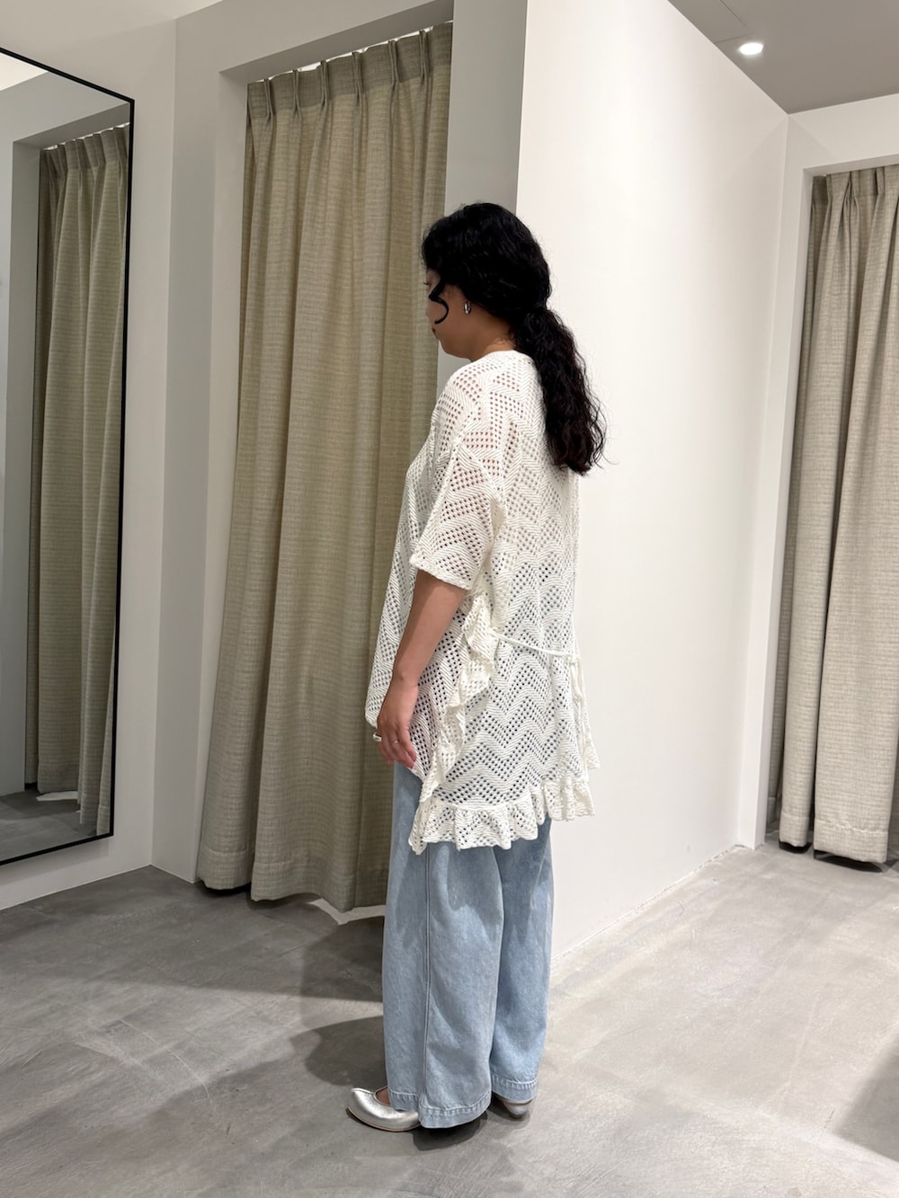 ホワイト系のTシャツ/カットソー、シルバー系のパンプス、ブルー系のデニムパンツを着用したレディースの夏コーディネートの4枚目の写真