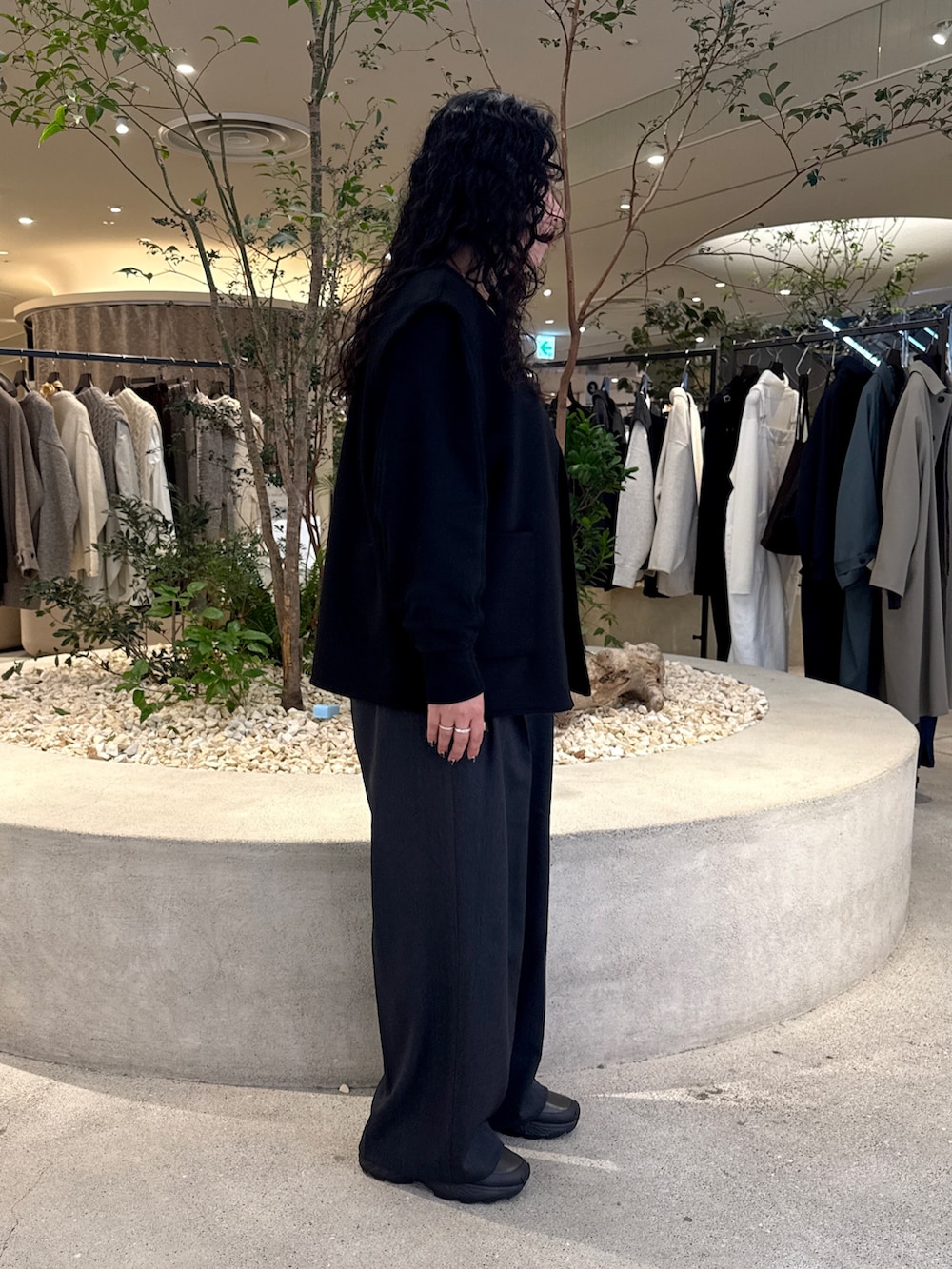 ブラック系のその他アウター、ブラック系のTシャツ/カットソー、グレー系のその他パンツを着用したレディースの秋コーディネートの2枚目の写真