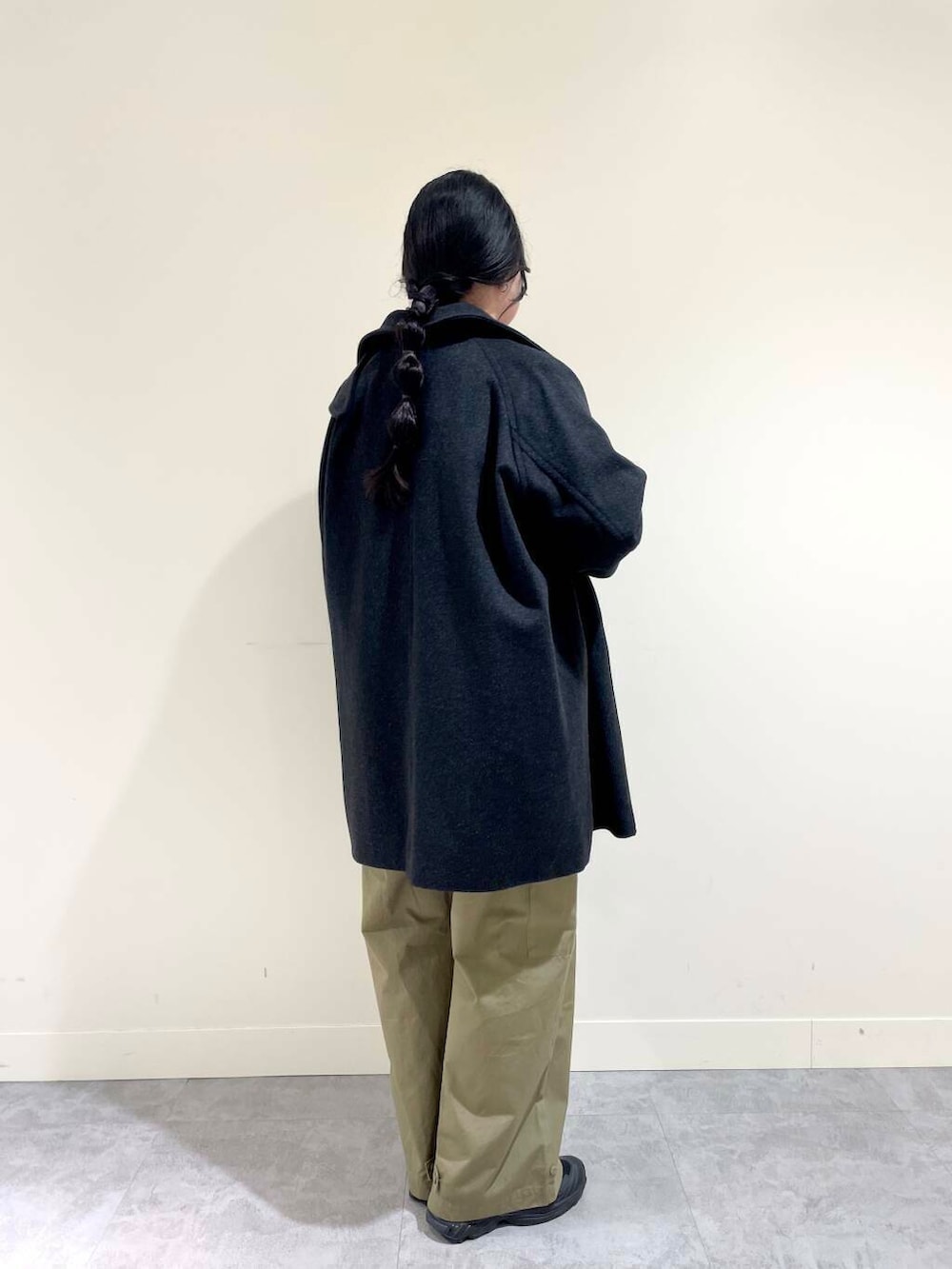 グリーン系のその他パンツ、ブラック系のベスト、グレー系のピーコートを着用したレディースの冬コーディネートの3枚目の写真