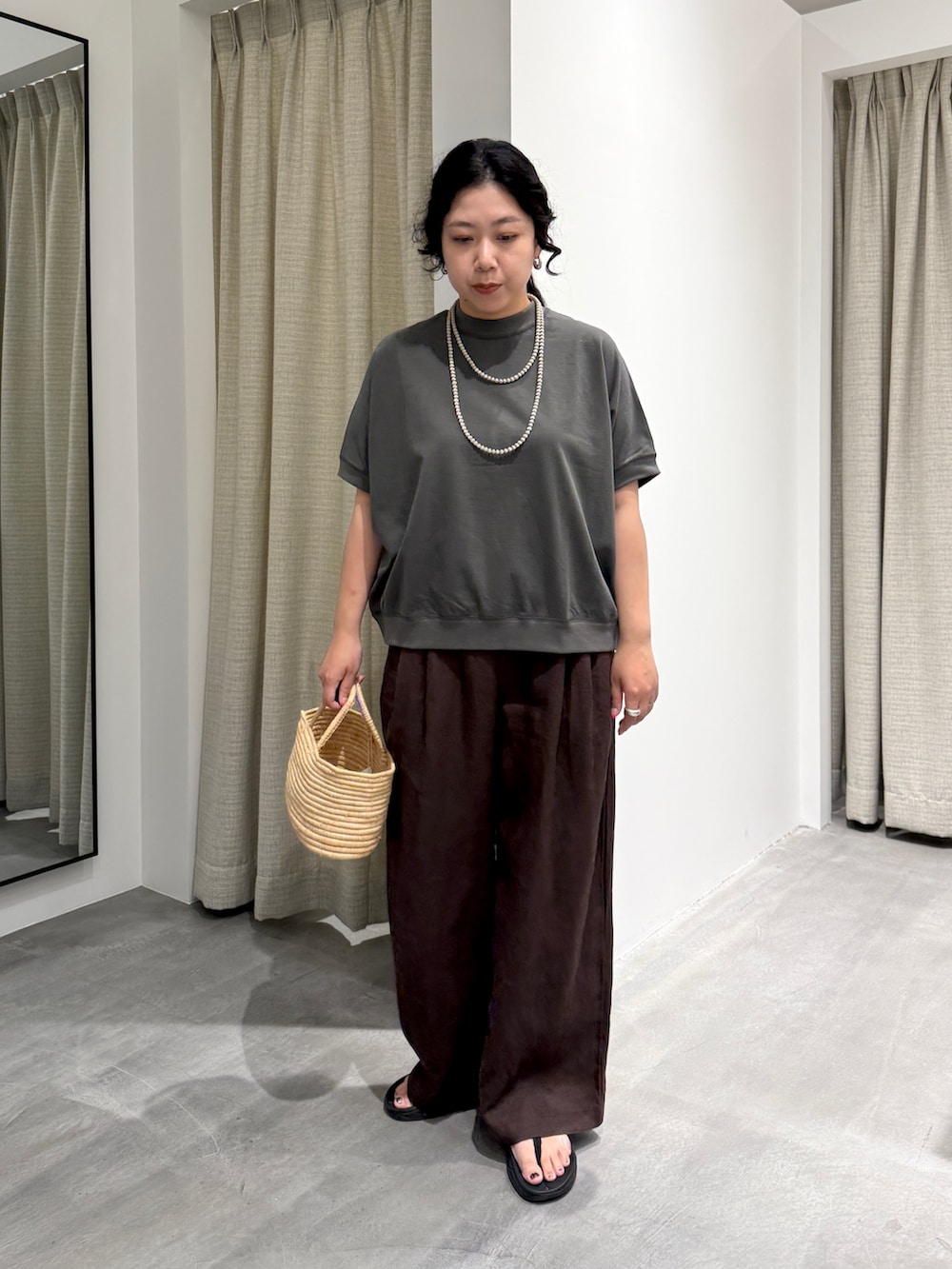 グレー系のTシャツ/カットソー、ベージュ系のかごバッグ、ブラウン系のその他パンツを着用したレディースの夏コーディネートの5枚目の写真