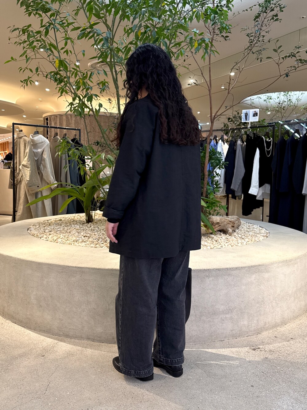 ブラック系のTシャツ/カットソー、ブラック系のデニムパンツ、ブラック系のトートバッグを着用したレディースの冬コーディネートの4枚目の写真