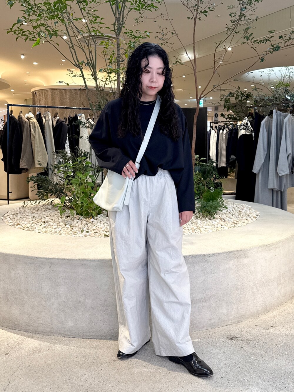 ホワイト系のショルダーバッグ、グレー系のその他パンツ、ブラック系のトップスを着用したレディースの秋コーディネートの6枚目の写真